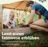 Two children are playing in a wooden sandbox with flowers. Anteprima dell’immagine prodotto