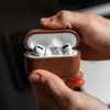 Étui Accezz en cuir véritable pour les Apple AirPods 3 - Voir les images du produit 6