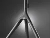 Close-up of the base of a tripod TV stand, showing the connection points of the legs to the central column. Anteprima dell’immagine prodotto