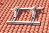 A white metal bracket for an air conditioning unit is mounted on a tiled roof. Anteprima dell’immagine prodotto