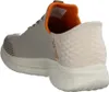 A side view of a single beige and orange sneaker. Voir les images du produit