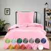 A bed with pink bedding, with swatches of different colored bedding options shown below. Produktbild-Vorschau