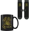 A black mug and a pair of black socks, both featuring the Queen logo in gold, are displayed against a white background. Anteprima dell’immagine prodotto