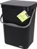 A black Orion hanging trash can with a gray lid and handle, shown against a white background. A yellow tag with green text is attached to the handle. Voir les images du produit