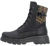 Das Bild zeigt einen schwarzen Stiefel der vorne spitz zuläuft und eine Schnürung besitzt Der Stiefel ist von der rechten Seite aus sichtbar und steht auf einem weißen Untergrund Produktbild-Vorschau
