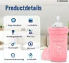 A pink baby bottle with product features listed in Dutch, set against a blurred living room background. Podgląd zdjęcia produktu