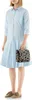 A woman is standing and holding a toiletry bag. Anteprima dell’immagine prodotto