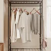 SoBuy Kleiderständer KLS22-SCH mit schwarzen Metallrahmen und Holzkleiderbügeln im Wohnzimmer Productafbeelding-voorbeeld