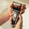 A person is holding a Braun Series 9 Pro electric shaver, demonstrating how to remove the shaving head. Produktbild-Vorschau