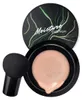 Schwarzes Cushion-Foundation-Kompakt mit grünem Blattdesign auf dem Deckel, geöffnet, um ein helles Pfirsich-Foundation und einen schwarzen pilzförmigen Make-up-Schwamm zu zeigen Anteprima dell’immagine prodotto
