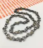 A close-up, overhead shot of a chainsaw chain on a white and orange striped background. Produktbild-Vorschau