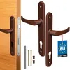 A set of brown door handles and related hardware, including a door lock mechanism, screws, and a 'Made in EU' tag, are displayed against a white background. One handle is shown attached to a wooden door. Anteprima dell’immagine prodotto