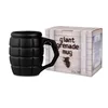A black grenade-shaped mug is shown next to its packaging. Voir les images du produit