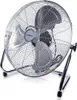 A chrome floor fan is shown against a white background. Voir les images du produit