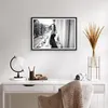 Gerahmtes Poster - Schwarzer Rahmen - Frau Balkon Straße - Produktbild-Vorschau 6