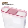 Close-up of the lid of a clear plastic storage container with a pink lid. Anteprima dell’immagine prodotto
