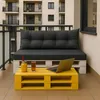 A balcony with a pallet sofa and coffee table set up for relaxation, with a laptop and drinks. Anteprima dell’immagine prodotto
