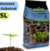 A bag of BIOVITA brand soil for sowing seeds, with a seedling in the foreground. Produktbild-Vorschau
