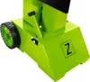 Close-up of the base of a green wood splitter with a wheel and a logo. Voir les images du produit