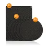 A set of black induction hob protectors with a geometric pattern. Anteprima dell’immagine prodotto