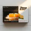 Kandylas Loukoumi Bergamotte 200 g auf weißem Holz im Licht Produktbild-Vorschau