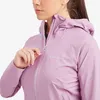 Dame trägt die "WOMEN"S MINIMUS LITE JACKET" von Montane in zartem Rosa; mit Kapuze und Reißverschluss. Produktbild-Vorschau