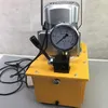 A close-up shot of a yellow hydraulic pump with a pressure gauge. Podgląd zdjęcia produktu