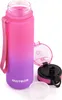 A pink and purple gradient water bottle with its lid and a small clear cap next to it, on a white background. Produktbild-Vorschau