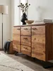 Nahaufnahme der einzigartigen Baumkante und der lebhaften Maserung des Sheesham-Holzes an der Schublade einer Kommode mit schwarzem Griff._#sku_BARWL6.544# Produktbild-Vorschau