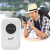 Weißer 4G/5G-tragbarer WLAN-Hotspot mit Signal-, WLAN- und Batterieanzeigen, neben einem Mann, der im Freien ein Smartphone benutzt Náhľad obrázku produktu