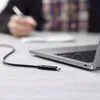 A close-up of a USB-C cable and a laptop. Anteprima dell’immagine prodotto