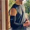 A person wearing a compression sleeve on their arm. Anteprima dell’immagine prodotto