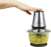 A hand pressing down on the lid of a food chopper filled with chopped avocado. Produktbild-Vorschau