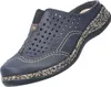 Auf dem Bild ist ein blauer Freizeitschuh zu sehen der von der Seite betrachtet wird. Der Schuh hat ein sportliches Design mit einer hellen Sohle und einem atmungsaktiven Obermaterial. Podgląd zdjęcia produktu