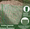 A green safety net is installed on a dirt embankment, with text overlays highlighting its features and included accessories. Produktbild-Vorschau