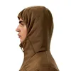 Mann trägt eine braune Isolierte Vaskye Hybrid-Kapuzenjacke von Berghaus; mit eng anliegendem Kapuzendesign. Podgląd zdjęcia produktu
