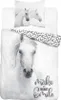 A bedding set featuring a close-up of a white horse's head and a pattern of horseshoes. Voir les images du produit