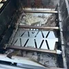 The image shows the interior of a grill with a heat deflector installed. Podgląd zdjęcia produktu