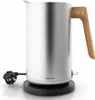 A studio shot of a silver electric kettle with a wooden handle on a black base, with a black power cord and plug visible. Anteprima dell’immagine prodotto