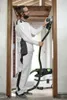 A man is sanding a doorway frame with a Festool sander and vacuum cleaner. Voir les images du produit