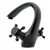 A close-up studio shot of a black and bronze faucet. Anteprima dell’immagine prodotto