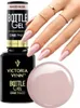 A bottle of Victoria Vynn nail gel and a hand with manicured nails are shown. Náhled obrázku produktu