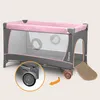 A baby travel cot with a pink quilted top and gray sides, shown on a plain beige background. A close-up inset highlights the wheels, and an orange arrow indicates movement. Anteprima dell’immagine prodotto