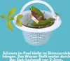 A skimmer basket filled with leaves and a plant branch, with text overlay. Produktbild-Vorschau