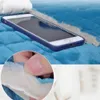 Blaue gesteppte Decke mit einem Smartphone in einer dunkelblauen Hülle, eine Hand zieht den Stoff auseinander, um die weiße Füllung zu zeigen Náhľad obrázku produktu