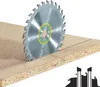 A circular saw blade is shown cutting into a piece of particle board. Produktbild-Vorschau