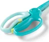 A close-up shot of a pair of teal and light blue training scissors with a yellow accent. Voir les images du produit