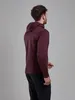 Mann trägt einen burgunderfarbenen Fury Lite Hoodie von Montane; zeigt die Rückansicht. Produktbild-Vorschau