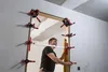 A man is installing a door frame using specialized clamps and a level. Anteprima dell’immagine prodotto