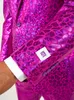 Close-up of a person wearing a bright pink suit with a textured pattern. Produktbild-Vorschau